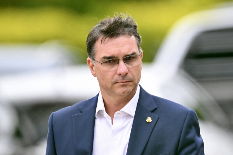Bolsonaro flees to the U.S.